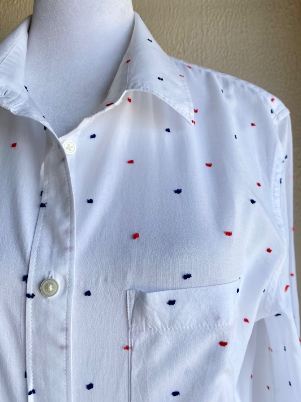 Gap fitted boyfriend  button-down in white w/ red and navy clipped dots Sz L